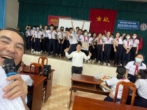 Giờ học KNS VUI &BỔ ÍCH tại trường THCS Huỳnh Văn Nghệ trong tuần đầu tháng 10👍👍👍👍👍