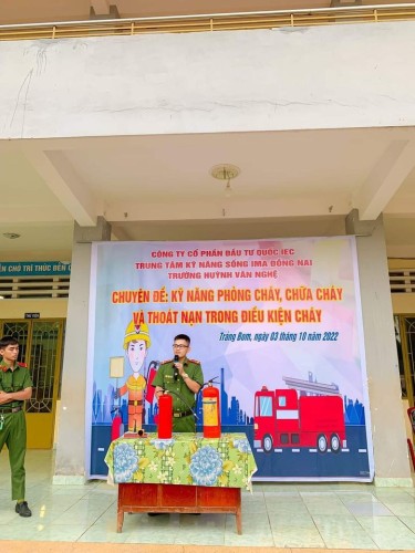 KỸ NĂNG PHÒNG CHÁY CHỮA CHÁY VÀ THOÁT NẠN TRONG ĐIỀU KIỆN CHÁY" LÀ NỘI DUNG TRỌNG TÂM MÀ IMA ĐỒNG NAI PHỐI HỢP ĐỘI PCCC CÔNG AN TỈNH ĐÃ DẠY CHO HS KHI HỌC KỸ NĂNG SỐNG NĂM HỌC QUA