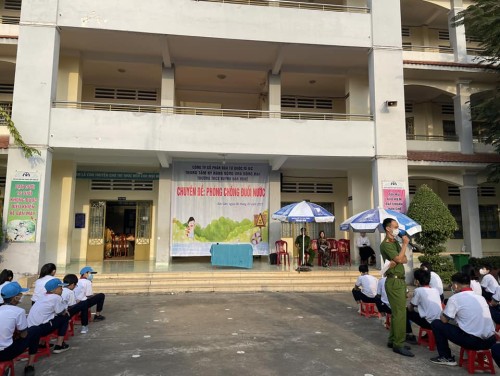 Chuyên đề: phòng chống đuối nước do trung tâm kỹ năng sống IMA Đồng Nai phối hợp cùng Phòng Cảnh Sát PCCC&CNCH Công An tỉnh Đồng Nai thực hiện tại trường THCS Huỳnh Văn Nghệ!!!