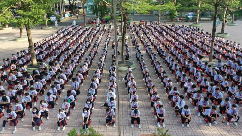 Khối 8-9 học kĩ năng phòng chống đuối nước và các sơ cấp cứu. Học sinh khối 7-8, học kĩ năng sống với chuyên đề “Hãy chia sẻ cùng ba mẹ”  tại trường THCS Hùng Vương