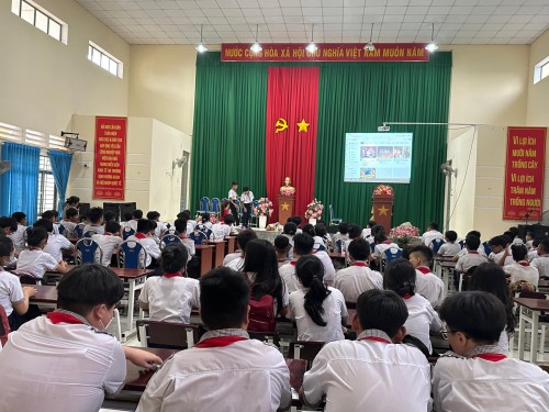 THCS Lê Đình Chinh hôm nay. Các em rất hào hứng, sôi nổi tham gia học KNS