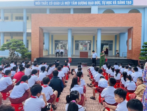 Trong buổi chào cờ ngày 20/3/2023 tại trường TH-THCS Bắc Sơn. Với sự có mặt của Thượng tá Trần Văn Thắng- Đội chữa cháy và cứu nạn, cứu hộ khu vực Trảng Bom- Phòng PC07- Công an tỉnh Đồng Nai; đã tuyên truyền và phổ biến kiến thức về PC