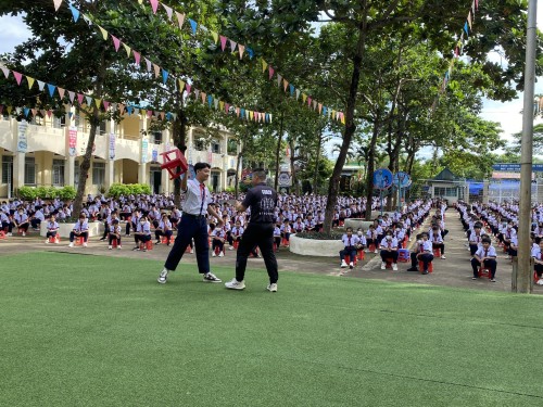 Ngày 09/10/2023 Trường THCS Võ Thị Sáu tổ chức giáo dục kỹ năng sống cho học sinh. "Tự vệ khi bị tấn công" trong tiết chào cờ, giúp các em có thêm nhiều kiến thức để đề phòng trước những tình huống dụ dỗ, bắt cóc, xâm hại tình