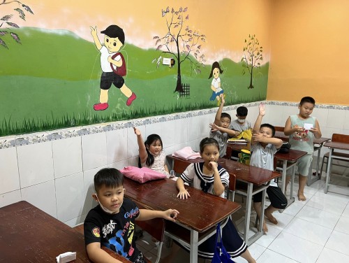 🐥🐥🐥Mặc dù trời mưa như trút nước, các con vẫn học hành rất hăng hái nha Ba mẹ