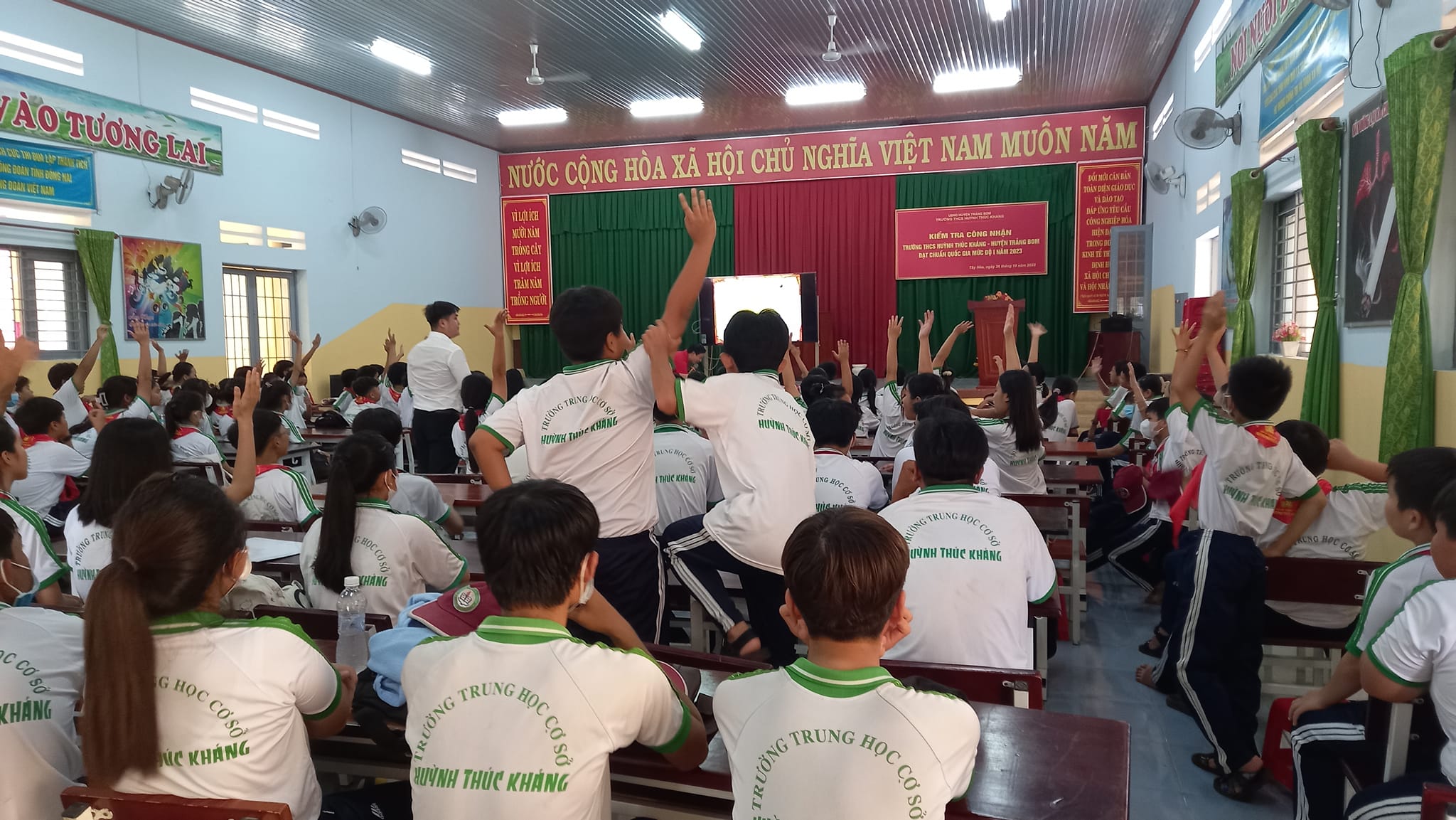 Học sinh trường THCS Huỳnh Thúc Kháng với những lời yêu thương gửi tới thầy cô trong hoạt động nhỏ của chủ đề Thể hiện lòng biết ơn
