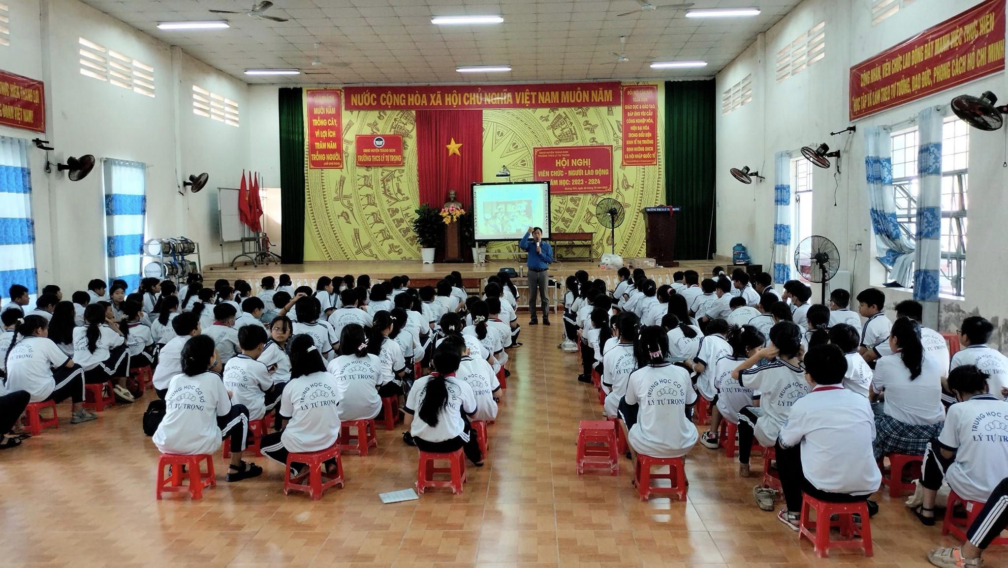 IMA Đồng Nai đã đưa cả đấu trường Rung chuông vàng về với các em học sinh Trường Lý Tự Trọng trong buổi học Kỹ năng sống