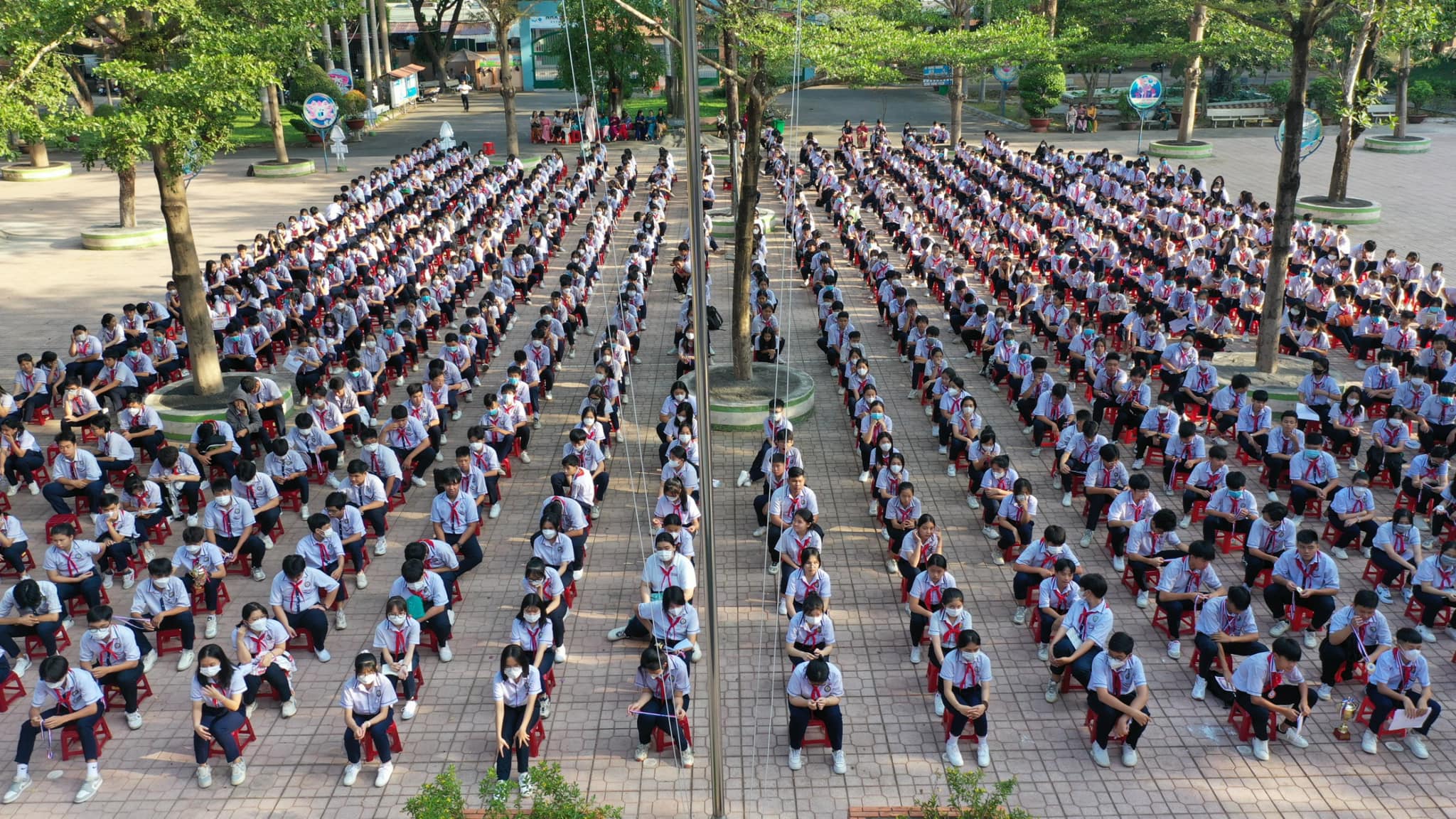 Khối 8-9 học kĩ năng phòng chống đuối nước và các sơ cấp cứu. Học sinh khối 7-8, học kĩ năng sống với chuyên đề “Hãy chia sẻ cùng ba mẹ”  tại trường THCS Hùng Vương
