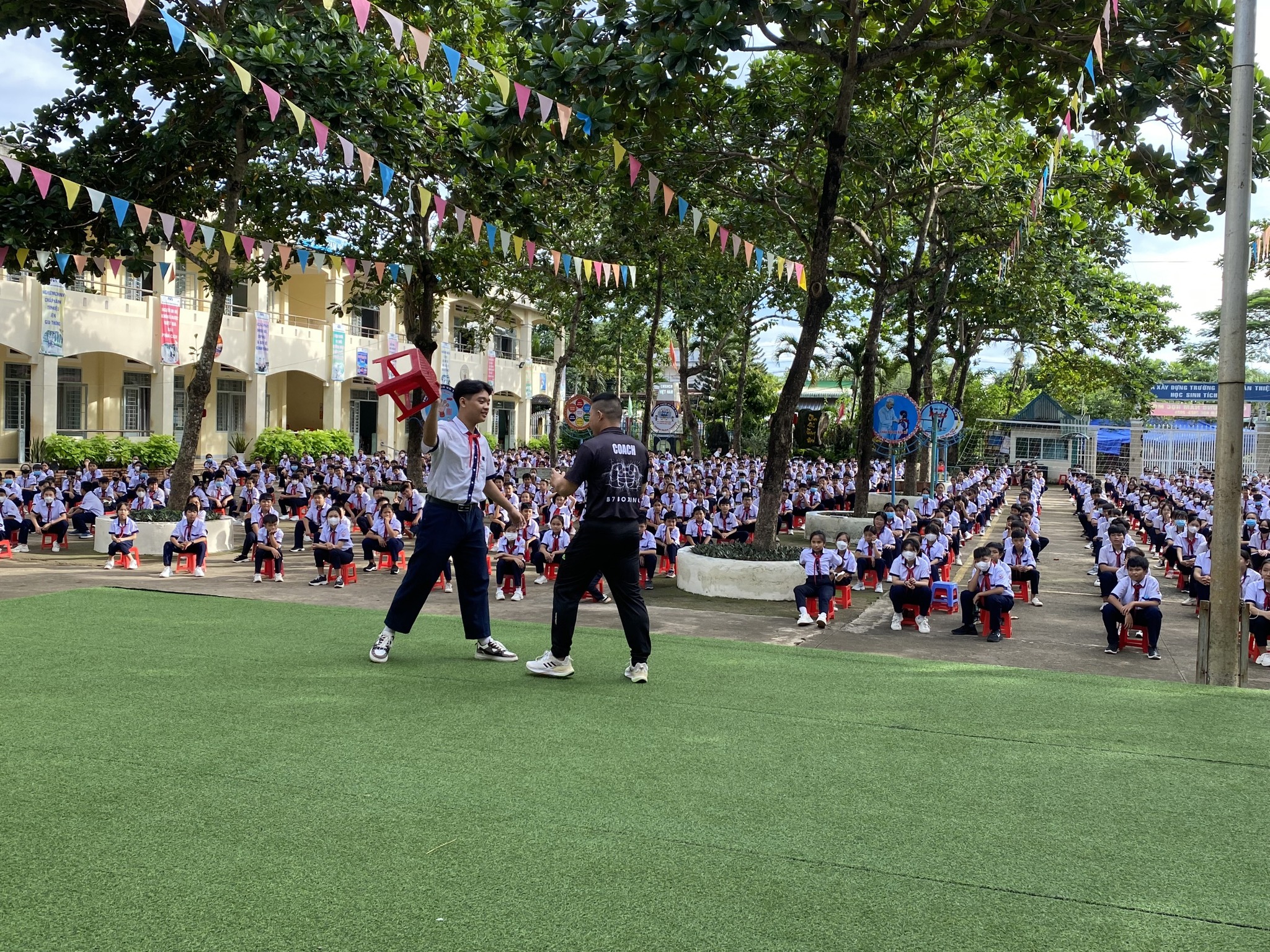 Ngày 09/10/2023 Trường THCS Võ Thị Sáu tổ chức giáo dục kỹ năng sống cho học sinh. "Tự vệ khi bị tấn công" trong tiết chào cờ, giúp các em có thêm nhiều kiến thức để đề phòng trước những tình huống dụ dỗ, bắt cóc, xâm hại tình